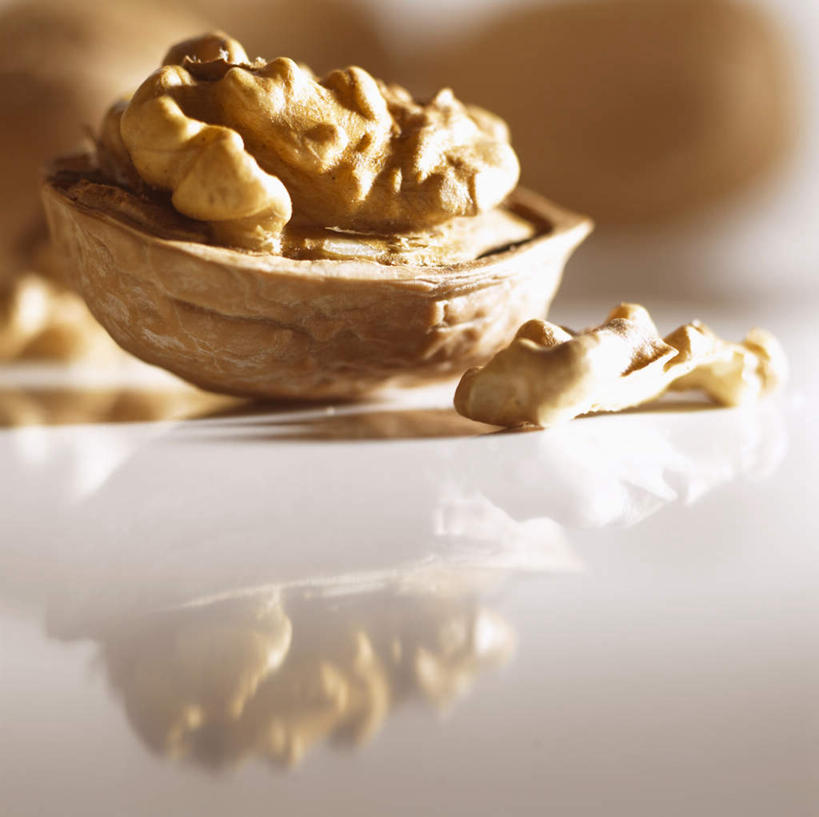 无人,横图,俯视,室内,特写,白天,餐桌,桌子,阴影,朦胧,模糊,破碎,反射,影子,核桃,坚果,果实,干果,餐台,破裂,胡桃,摧毁,羌桃,彩图,高角度拍摄