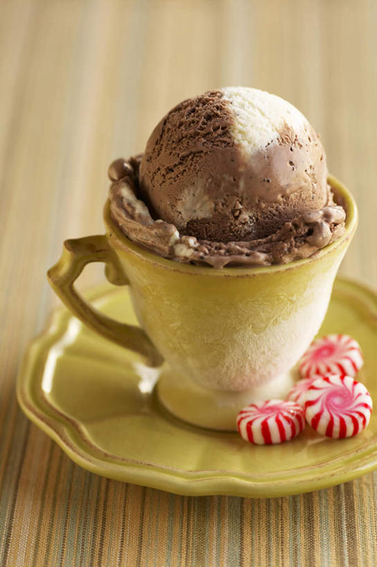 无人,竖图,俯视,室内,特写,白天,餐桌,桌子,杯子,餐具,阴影,朦胧,模糊,装饰,盛开,反射,碟子,盘,影子,陶瓷,冰激凌,陶瓷制品,清凉,花蕾,花,花瓣,花朵,鲜花,粉色,绿色,盘子,马克杯,水杯,碟,冷饮,花苞,花蕊,舒服,冰淇淋,餐台,华丽,修饰,解暑,点缀,解渴,雪糕,舒爽,衬托,美观,雅致,雅观,冰糕,消暑,彩图,高角度拍摄,巧克力冰激凌