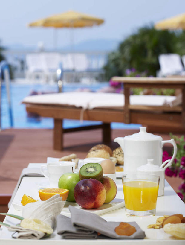 点心,面包,果汁,无人,竖图,室外,特写,白天,正面,植物,餐桌,桌子,苹果,柑橘,杯子,餐具,水果,阴影,朦胧,模糊,新鲜,反射,碟子,盘,伞,影子,雨伞,遮阳伞,生食,橙汁,食品,面点,果实,饮品,阳伞,玻璃制品,树,树木,食物,糕点,饮料,蓝色,绿色,蓝天,天空,自然,盘子,茶壶,水杯,碟,天,有机食品,绿色食品,生长,晴朗,成长,餐台,太阳伞,可口,万里无云,适口,玻璃杯,晴空,晴空万里,橘子,桔子,橙子,橙,彩图