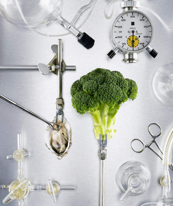 无人,竖图,室内,特写,白天,白色背景,正面,桌面,桌子,蔬菜,一把,修剪,阴影,新鲜,时间,反射,木制,工具,剪刀,时钟,影子,勺子,花菜,花椰菜,西兰花,食品,计时,架子,食物,木制品,调羹,挂钟,汤匙,钟表,表,平衡,摄影,有机食品,绿色食品,影棚,裁剪,椰菜花,剪子,剪裁,切割,均衡,甘蓝花,钟,彩图,影棚拍摄,拍摄