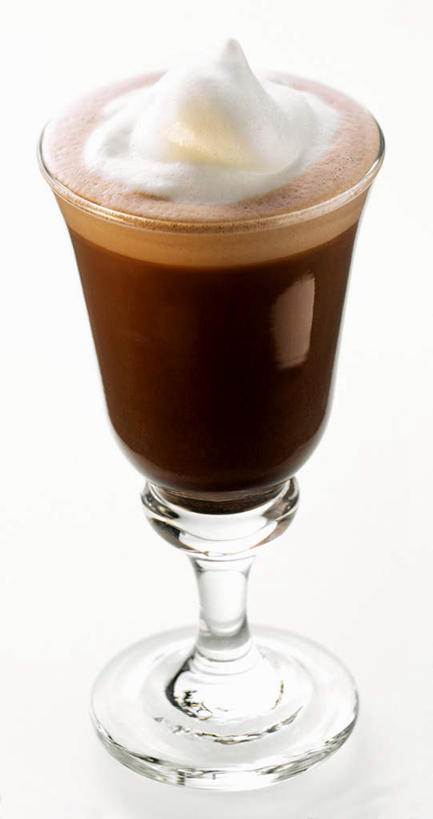 无人,竖图,俯视,室内,特写,白天,白色背景,餐桌,桌子,杯子,阴影,反射,影子,酒类,一杯,玻璃制品,酒,饮料,一个,水杯,摄影,影棚,单个,餐台,利口酒,蒸馏酒,餐后甜酒,咖啡利口酒,玻璃杯,彩图,高角度拍摄,影棚拍摄,拍摄