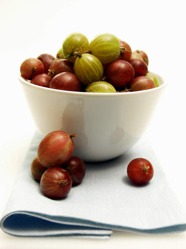 无人,竖图,俯视,室内,特写,白天,白色背景,餐桌,桌子,浆果,水果,一堆,许多,阴影,堆叠,堆积,新鲜,反射,布料,影子,陶瓷,生食,食品,果实,陶瓷制品,布纹,桌布,食物,一个,白色,餐巾,容器,台布,碗,摄影,有机食品,绿色食品,影棚,单个,餐台,储藏,堆,储存,穗醋栗,醋栗,彩图,高角度拍摄,影棚拍摄,拍摄,贮存