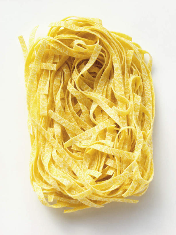 面食,面条,意大利面,无人,竖图,俯视,室内,特写,白天,白色背景,西餐,餐桌,桌子,一团,阴影,反射,影子,面,料理,食品,食物,黄色,西式,摄影,影棚,餐台,彩图,高角度拍摄,影棚拍摄,拍摄