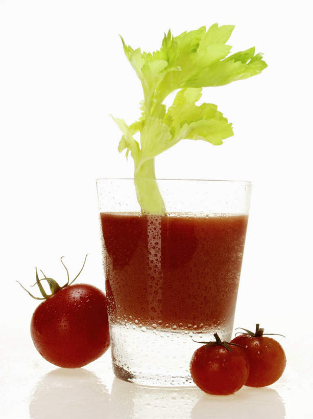 无人,竖图,室内,特写,白天,白色背景,正面,芹菜,蔬菜,西红柿,杯子,阴影,新鲜,反射,影子,食品,酒类,一杯,文化,玻璃制品,酒,食物,饮料,水杯,鸡尾酒,调酒,摄影,有机食品,绿色食品,影棚,创造,想象,根芹菜,根洋芹,球根塘蒿,血腥玛丽,血腥玛丽鸡尾酒,玻璃杯,药芹,水芹,旱芹,番茄,彩图,影棚拍摄,拍摄