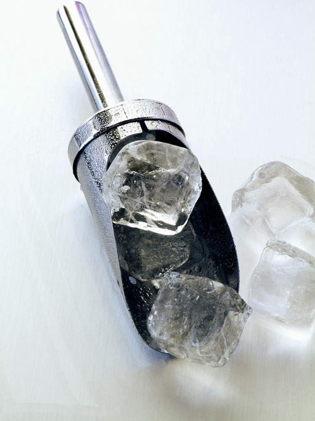 无人,竖图,俯视,室内,特写,白天,白色背景,厨具,金属制品,许多,阴影,反射,金属,铲子,影子,冰,冰块,冷冻,一个,寒冷,摄影,影棚,冷藏,单个,冰冷,保鲜,储藏用具,彩图,高角度拍摄,影棚拍摄,拍摄