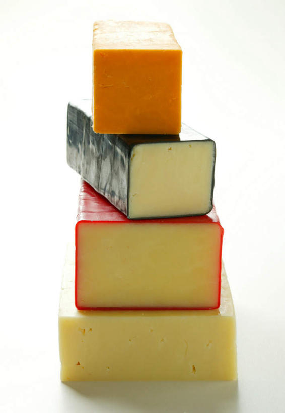 奶酪,无人,竖图,室内,特写,白天,白色背景,正面,一排,阴影,整齐,反射,影子,干酪,起司,芝士,营养,排列,黄色,红色,绿色,乳酪,四块,摄影,影棚,堆,乳制品,队列,发酵,切达干酪,车达奶酪,车打奶酪,切达奶酪,彩图,影棚拍摄,拍摄