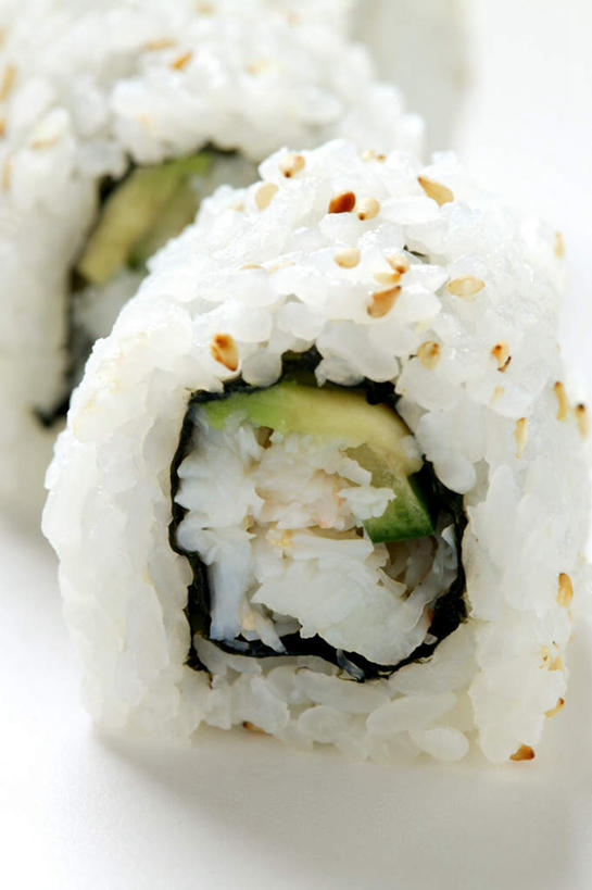 海鲜,米饭,寿司,无人,竖图,俯视,室内,特写,白天,白色背景,烹饪,餐桌,桌子,蔬菜,阴影,新鲜,反射,鱼,影子,肉,鱼肉,日本料理,料理,食品,饭,水产,菜肴,美食,肉类,鱼类,海洋生物,食物,两个,日式料理,酪梨,日式,鳄梨,摄影,佳肴,有机食品,绿色食品,影棚,餐台,油梨,五谷,水生动物,海产品,醋饭,水生物,肉食,海底动物,樟梨,四喜饭,加州卷,牛油果,彩图,高角度拍摄,影棚拍摄,拍摄