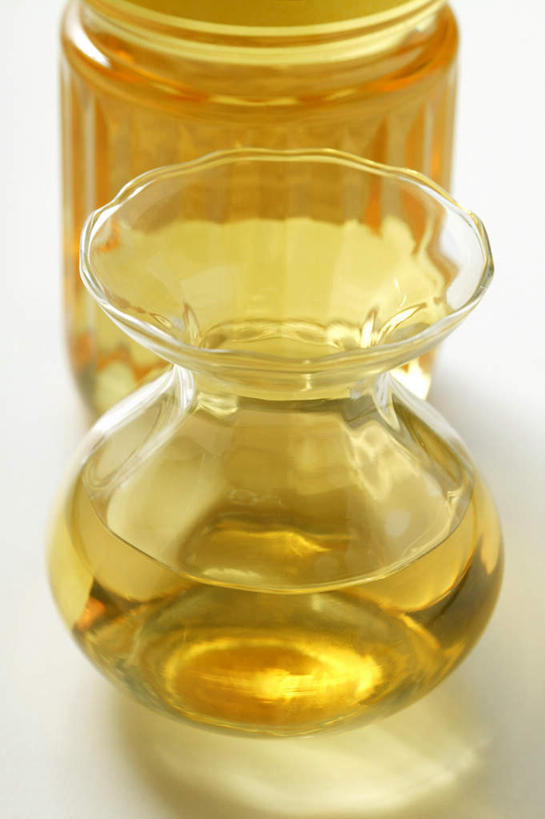 无人,竖图,俯视,室内,特写,白天,白色背景,餐桌,桌子,阴影,反射,罐子,影子,酒类,米酒,玻璃制品,酒,饮料,两个,黄色,玻璃瓶,瓶子,摄影,影棚,餐台,江米酒,醪糟,糯米酒,彩图,高角度拍摄,影棚拍摄,拍摄