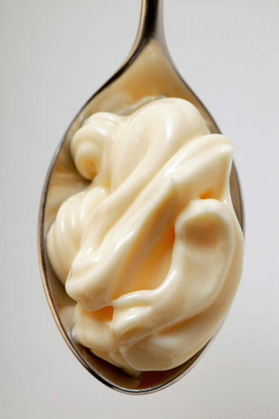 无人,竖图,俯视,室内,特写,白天,白色背景,餐桌,桌子,一堆,阴影,堆叠,堆积,反射,影子,勺子,调料,酱料,酱汁,佐料,美乃滋,调味品,调味料,酱,一个,调羹,汤匙,摄影,影棚,单个,餐台,堆,蛋黄酱,蛋黄沙拉酱,调味油,彩图,高角度拍摄,影棚拍摄,拍摄