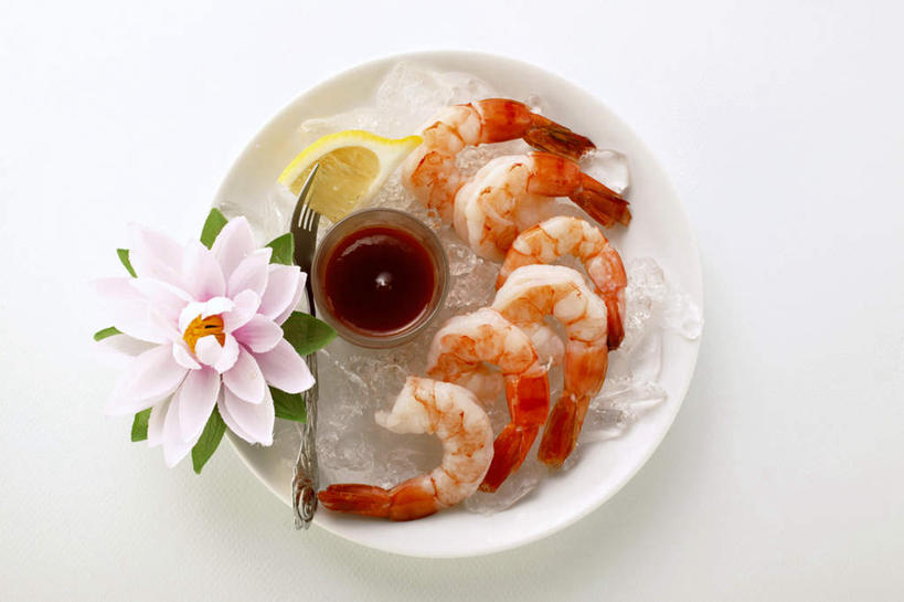 无人,横图,俯视,室内,特写,白天,白色背景,烹饪,西餐,餐桌,桌面,桌子,柠檬,餐具,水果,阴影,新鲜,反射,叉子,碟子,铁叉,影子,冰,酱料,生食,虾,鲜虾,冰块,料理,食品,果实,餐盘,蘸料,冷冻,菜肴,美食,花,花瓣,花朵,食物,盘子,寒冷,西式,摄影,佳肴,有机食品,绿色食品,影棚,冷藏,餐台,虾肉,冰冷,虾尾,原材料,保鲜,益母果,柠果,彩图,高角度拍摄,影棚拍摄,拍摄