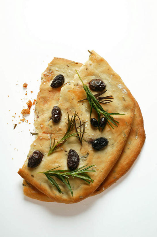 点心,面包,无人,竖图,俯视,室内,特写,白天,白色背景,餐桌,桌面,桌子,切开,阴影,反射,影子,调味,香料,佐料,食品,面点,食物,糕点,切,摄影,影棚,餐台,迷迭香,配料,剖面,切面,海洋之露,作料,烤薄饼,彩图,高角度拍摄,影棚拍摄,拍摄