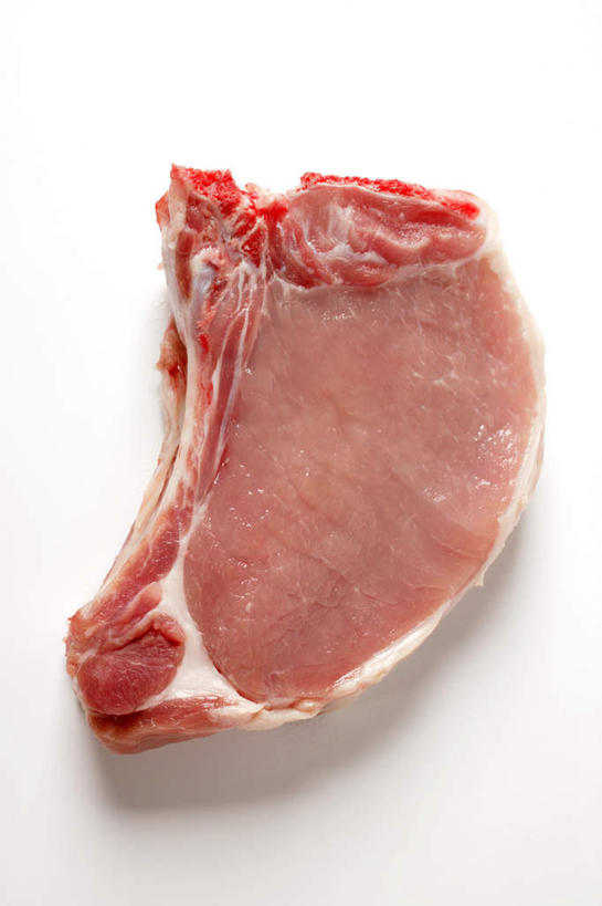 骨骼,无人,竖图,俯视,室内,特写,白天,白色背景,餐桌,桌面,桌子,一块,阴影,新鲜,反射,影子,肉,食品,骨头,猪排,猪肉,肉类,食材,食物,红色,摄影,影棚,餐台,骨架,肉食,彩图,高角度拍摄,影棚拍摄,拍摄