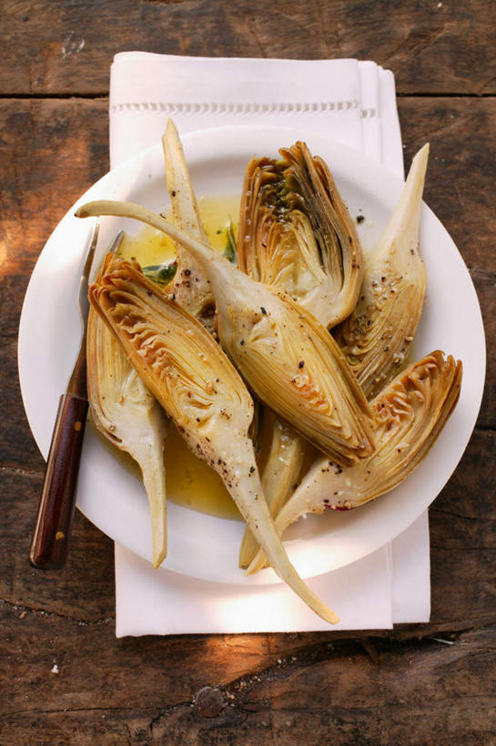 无人,竖图,俯视,室内,特写,白天,烹饪,西餐,餐桌,桌面,桌子,一堆,许多,阴影,堆叠,堆积,反射,影子,陶瓷,朝鲜蓟,肉,橄榄油,料理,食品,陶瓷制品,咸肉,菜肴,美食,肉类,食物,腌制,白色,餐巾,容器,碗,洋蓟,西式,摄影,佳肴,影棚,餐台,储藏,堆,储存,腌肉,肉食,消食,盐肉,渍肉,彩图,高角度拍摄,影棚拍摄,拍摄,贮存,菜蓟,法国百合,球洋蓟,蔬菜之皇,洋百合,开胃