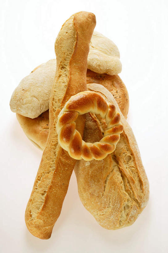 点心,面包,无人,竖图,俯视,室内,特写,白天,白色背景,餐桌,桌子,一堆,许多,阴影,堆叠,堆积,反射,影子,食品,面点,法国面包,食物,糕点,摄影,影棚,餐台,堆,法棍,长棍面包,法式长棍,白面包,彩图,高角度拍摄,影棚拍摄,拍摄