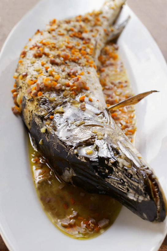 海鲜,无人,竖图,俯视,室内,特写,白天,白色背景,餐桌,桌子,餐具,一条,阴影,反射,鱼,碟子,盘,影子,调料,酱料,酱汁,佐料,调味品,调味料,水产,酱,鱼类,海洋生物,一个,白色,盘子,碟,摄影,影棚,单个,餐台,水生动物,海产品,水生物,海底动物,白斑狗鱼,狗鱼,黑斑狗鱼,彩图,高角度拍摄,影棚拍摄,拍摄