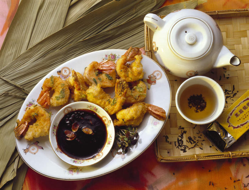 无人,横图,俯视,室内,特写,白天,烹饪,中餐,幸福,茶,杯子,餐具,阴影,芳香,反射,碟子,壶,盘,影子,肉,虾,鱼肉,茶叶,料理,食品,娱乐,菜肴,美食,肉类,水壶,食物,盘子,茶壶,容器,水杯,碟,享受,休闲,温馨,中式,放松,乐趣,佳肴,提神,舒适,棕叶,醒脑,肉食,斑节对虾,斑节虾,日本对虾,竹节虾,抗菌,抗免氧化,抑菌,绿色银行,箸叶,茶杯,彩图,高角度拍摄