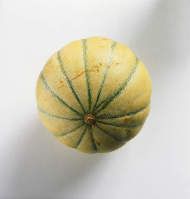 无人,竖图,俯视,室内,特写,白天,白色背景,餐桌,桌子,水果,阴影,新鲜,反射,影子,生食,食品,果实,甜瓜,食物,一个,香瓜,摄影,有机食品,绿色食品,影棚,单个,餐台,甘瓜,彩图,高角度拍摄,影棚拍摄,拍摄