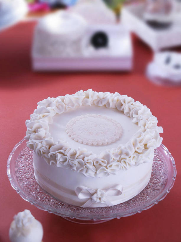 点心,无人,竖图,俯视,室内,特写,白天,婚礼,快乐,餐桌,桌子,餐具,阴影,朦胧,模糊,庆祝,反射,碟子,盘,影子,食品,婚礼蛋糕,结婚,食物,糕点,红色,盘子,碟,喜庆,餐台,纪念,彩图,高角度拍摄,高兴,蛋糕,结婚蛋糕