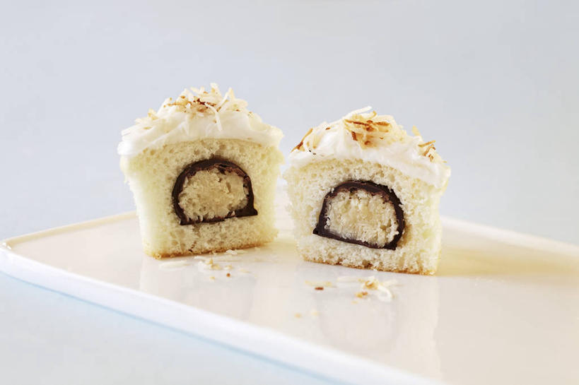 点心,无人,横图,俯视,室内,特写,白天,白色背景,下午茶,一块,切开,阴影,反射,影子,食品,案板,砧板,食物,糕点,切,摄影,影棚,剖面,切面,彩图,高角度拍摄,影棚拍摄,拍摄,香草蛋糕,蛋糕