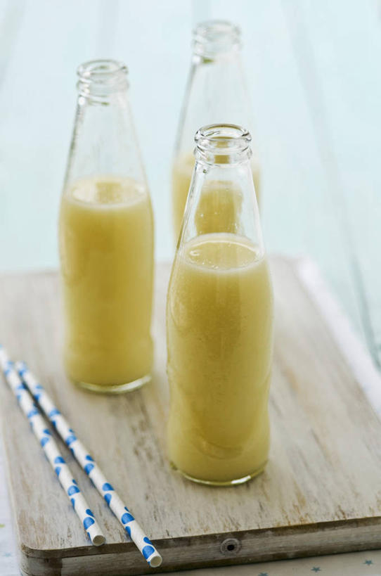 果汁,无人,竖图,俯视,室内,特写,白天,桌面,桌子,香蕉,阴影,反射,木制,罐子,影子,塑料,案板,饮品,玻璃制品,砧板,饮料,三个,玻璃瓶,木制品,瓶子,塑料制品,吸管,空心,可口,香蕉汁,饮管,适口,甘蕉,彩图,高角度拍摄,圆柱状