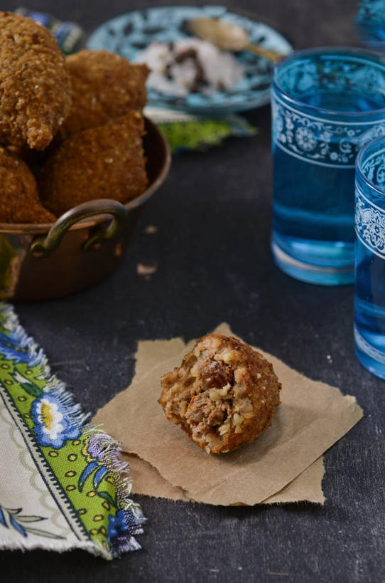 面食,无人,交叉,竖图,俯视,室内,特写,白天,烹饪,竹子,杯子,餐具,阴影,竹制,朦胧,模糊,编织,反射,包装,包装纸,碟子,篮子,盘,影子,纸,调料,酱料,酱汁,油炸,佐料,料理,食品,饺子,面点,纸张,调味品,调味料,酱,小吃,菜肴,美食,玻璃制品,食物,蓝色,盘子,水杯,竹篮,碟,佳肴,竹条,交织,包装材料,牛皮纸,竹制品,水饺,三角饺,穿插,印度菜,印度料理,玻璃杯,彩图,高角度拍摄