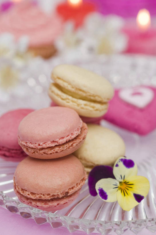 点心,无人,竖图,俯视,室内,特写,白天,爱情,紫罗兰,餐具,蜡烛,阴影,朦胧,模糊,盛开,反射,光线,碟子,火焰,盘,影子,烛光,食品,甜点,甜品,燃烧,花蕾,花,花瓣,花朵,鲜花,食物,糕点,盘子,碟,甜食,花苞,花蕊,点燃,脆弱,非洲紫罗兰,永恒,马卡龙,玛卡龙,杏仁小圆饼,非洲堇,单薄,彩图,高角度拍摄