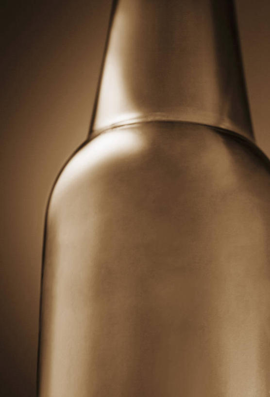 啤酒,无人,竖图,室内,特写,白天,正面,阴影,棕色背景,反射,影子,棕色,酒类,玻璃制品,酒,酒瓶,饮料,玻璃瓶,瓶子,摄影,影棚,一瓶,彩图,影棚拍摄,拍摄