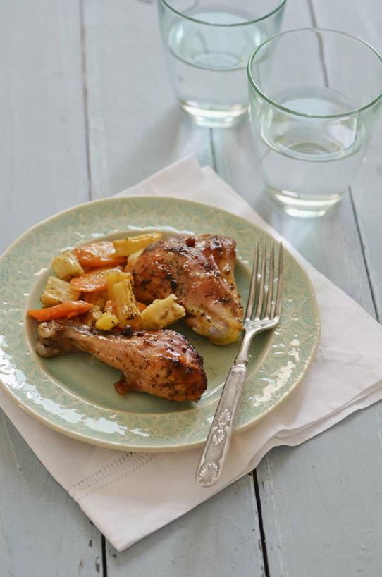 无人,竖图,俯视,室内,特写,白天,烹饪,水,桌面,桌子,蔬菜,土豆,杯子,餐具,阴影,新鲜,反射,木制,叉子,碟子,盘,液体,影子,鸡肉,肉,料理,食品,饮用水,鸡腿,菜肴,美食,肉类,玻璃制品,食物,盘子,木制品,水杯,碟,矿泉水,烤鸡腿,佳肴,有机食品,绿色食品,鸡腿肉,肉食,蒸馏水,餐叉,馍馍蛋,玻璃杯,进餐用具,洋芋,山药蛋,马铃薯,彩图,高角度拍摄