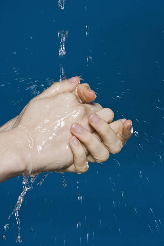西方人,手,一个人,竖图,室内,特写,白天,侧面,水,欧洲,欧洲人,双手,仅一个年轻女性,仅一个女性,仅一个人,飞溅,蓝色背景,溅,液体,水滴,洗手,水珠,手部,摄影,影棚,喷洒,年轻女性,女人,女性,白种人,半身,彩图,影棚拍摄,拍摄