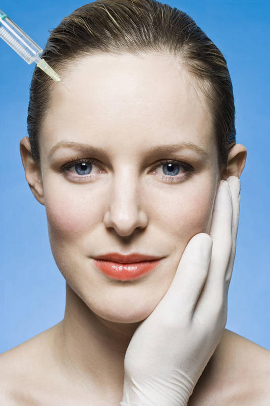 西方人,脸,头,脸颊,脖子,手,两个人,医生,病人,笑,摸,微笑,竖图,室内,特写,白天,正面,欧洲,欧洲人,抚摸,阴影,蓝色背景,反射,影子,注视,肩膀,一个,手套,观察,看,医护人员,医疗人员,手部,橡胶,针管,针筒,注射,摄影,影棚,单个,观看,单手,察看,医疗,医疗设备,注射器,关注,病患,橡胶手套,橡胶制品,医用手套,肉毒杆菌,麻醉剂,肉毒杆菌毒素,年轻女性,女人,女性,白种人,头部,脖,颈,颈部,脸部,脸蛋,面部,大夫,患者,就医者,触摸,接触,半身,彩图,影棚拍摄,拍摄,肉毒毒素,神经毒素,生物毒素