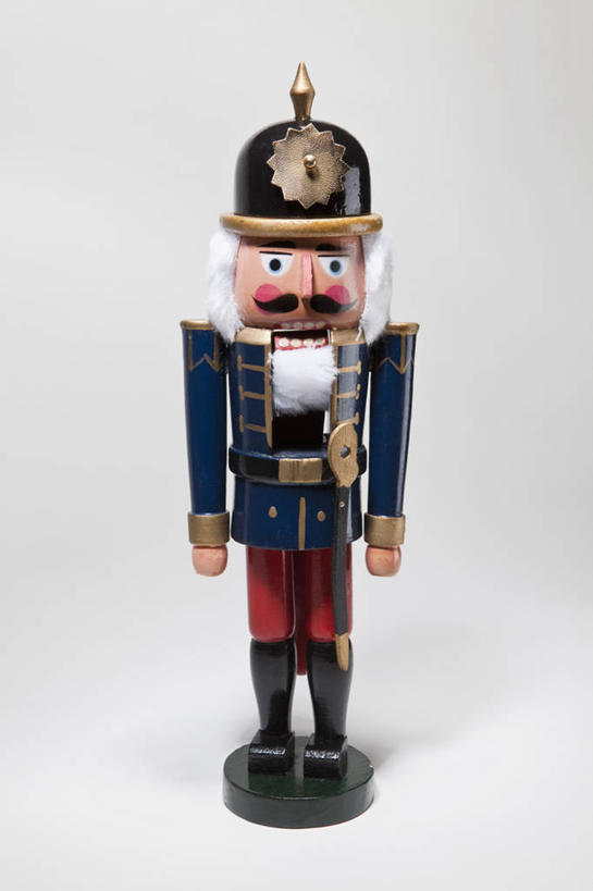 西方人,一个人,无人,站,竖图,室内,特写,白天,白色背景,正面,制服,童话故事,静物,帽子,雕塑,欧洲,欧洲人,仅一个男性,仅一个人,仅一个中年男性,阴影,艺术,装饰,反射,雕刻,雕像,影子,注视,衣服,工艺品,观察,看,站着,摄影,军帽,影棚,观看,纪念,军人,美术,察看,军装,关注,主题,军服,陈列,功能,美学,胡桃夹子,童话,男人,男性,中年男性,白种人,站立,彩图,全身,影棚拍摄,拍摄