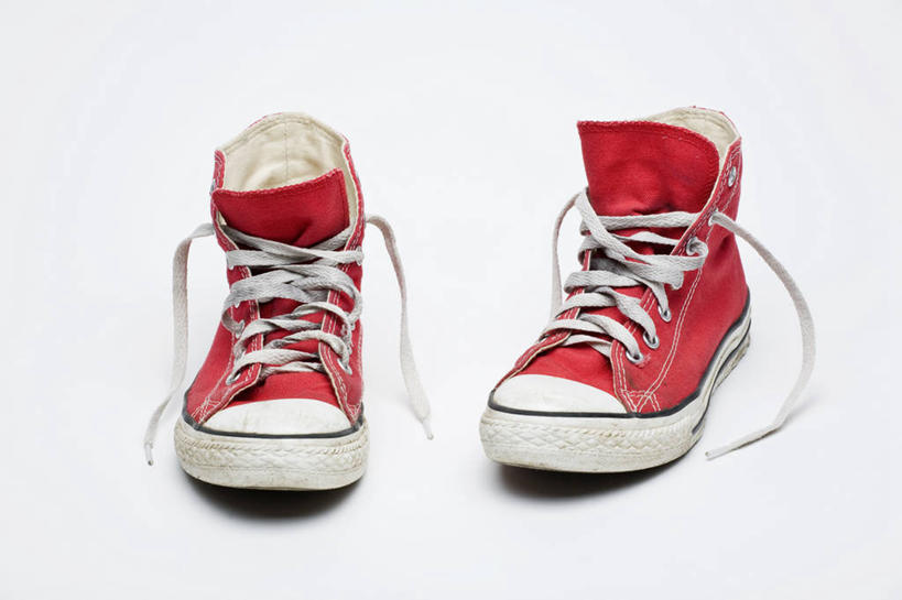 无人,横图,室内,特写,白天,白色背景,正面,静物,鞋子,一双,阴影,环绕,缠绕,反射,鞋带,影子,红色,白色,摄影,影棚,帆布鞋,休闲鞋,纠缠,彩图,影棚拍摄,拍摄