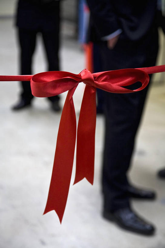 西方人,三个人,同事,商务人士,商务男性,站,竖图,室内,特写,白天,正面,鞋,衬衫,成功,合作,团队,集体,信心,鞋子,欧洲,欧洲人,阴影,套装,朦胧,模糊,反射,丝绸,丝带,影子,缎带,皮革,队伍,绸带,红色,站着,阻挡,领导,成就,商务装,合伙,领袖,工薪阶层,阻拦,拦截,拦挡,男人,男性,中年男性,白种人,白领,上班族,站立,半身,彩图,衬衣,皮鞋