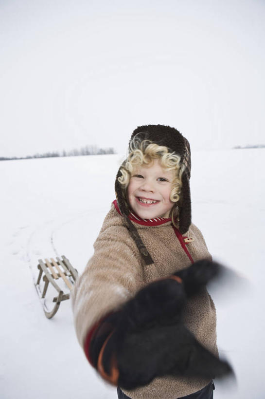 西方人,儿童,一个人,站,笑,微笑,露齿笑,竖图,室外,白天,正面,纯洁,雪,大雪,帽子,欧洲,欧洲人,仅一个男性,仅一个人,服装,朦胧,模糊,装饰,积雪,雪景,冬季,冬天,注视,车,小孩,衣服,手套,交通工具,观察,看,站着,仅一个小孩,温暖,寒冷,可爱,童年,童趣,服饰,观看,羽绒服,保暖,华丽,雪橇,点缀,察看,御寒,关注,载具,雪橇车,童真,烂漫,无邪,衬托,美观,雅致,雅观,一顶,严寒,猎鹿帽,冬装,天真,男孩,男人,男性,白种人,孩子,站立,半身,彩图,男生