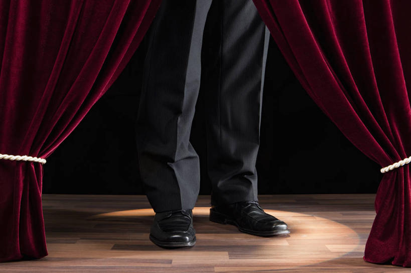 西方人,一个人,舞台,站,横图,室内,特写,白天,正面,鞋,地板,鞋子,欧洲,欧洲人,仅一个男性,仅一个人,仅一个中年男性,一双,阴影,黑色背景,裤子,反射,影子,皮革,地面,木地板,红色,黑色,站着,摄影,帷幕,影棚,西裤,帷幔,幕布,幕帘,帷幔布,男人,男性,中年男性,白种人,表演台,站立,半身,彩图,影棚拍摄,皮鞋,拍摄