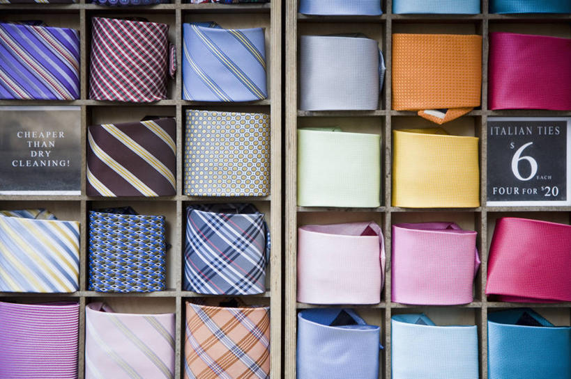 无人,商店,横图,室内,特写,白天,正面,静物,一排,许多,阴影,条纹,整齐,并列,并排,反射,纹路,英文,标志,文字,纹理,影子,字符,字母,领带,标识,商铺,排列,容器,储藏,英文字母,象征,庄重,储存,队列,身份,平行,阿拉伯文,肌理,正式,地位,市肆,商号,阿拉伯语,阿拉伯字母,彩图,店铺,贮存