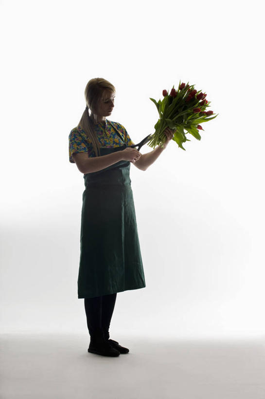 西方人,一个人,站,竖图,室内,白天,白色背景,正面,裙子,欧洲,欧洲人,仅一个年轻女性,仅一个女性,仅一个人,一把,握,修剪,阴影,连衣裙,盛开,反射,工具,剪刀,影子,园艺工具,园艺,花蕾,注视,花,花瓣,花朵,鲜花,花苞,花蕊,观察,看,站着,一束,握着,摄影,影棚,观看,裁剪,察看,剪子,剪裁,切割,关注,篱笆剪,整篱剪,年轻女性,女人,女性,白种人,站立,彩图,全身,影棚拍摄,拍摄,大平剪,绿篱剪