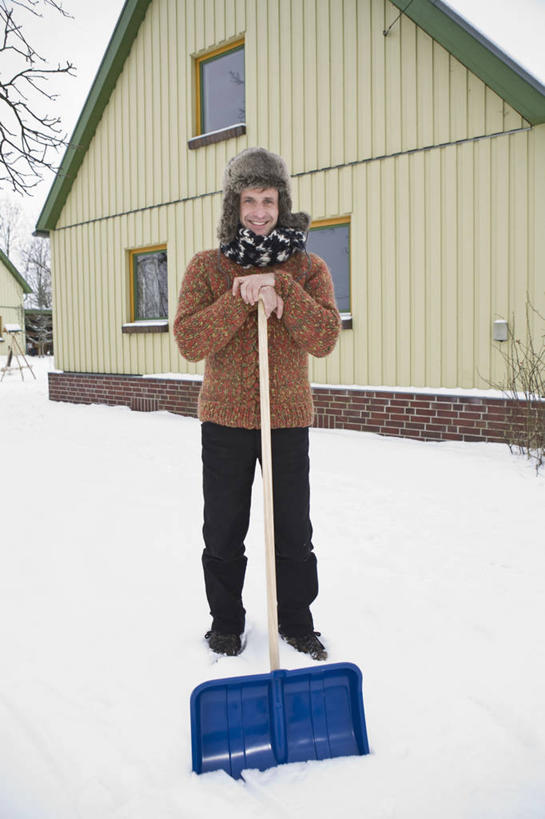 西方人,一个人,家,站,竖图,室外,白天,正面,雪,大雪,帽子,欧洲,欧洲人,仅一个男性,仅一个人,仅一个中年男性,握,服装,装饰,房屋,屋子,积雪,雪景,冬季,冬天,公寓,注视,休闲装,洋房,楼房,住宅,衣服,围巾,观察,看,站着,休闲,温暖,休闲服,寒冷,握着,服饰,围脖,观看,保暖,华丽,点缀,察看,御寒,关注,衬托,美观,雅致,雅观,一顶,严寒,猎鹿帽,除雪板,除雪铲,清雪板,清雪铲,扫雪板,扫雪铲,推雪板,推雪铲,男人,男性,中年男性,白种人,站立,彩图,全身,房子