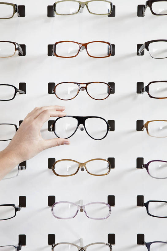 西方人,手,一个人,商店,竖图,室内,特写,白天,正面,欧洲,欧洲人,仅一个女性,仅一个人,吊挂,握,悬挂,眼镜,挂,拿,拿着,商铺,货架,架子,仅一个中年女性,手部,握着,单手,陈列架,近视眼镜,眼镜店,超市货架,市肆,商号,女人,女性,中年女性,白种人,半身,彩图,店铺