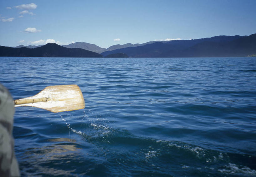 无人,横图,室外,白天,正面,旅游,度假,湖,湖泊,美景,山,山脉,水,中国,亚洲,阴影,飞溅,溅,光线,船桨,液体,影子,湖面,景观,山峰,水滴,水流,水面,云,云朵,山峦,云彩,娱乐,云南,水珠,蓝色,白云,蓝天,天空,阳光,自然,湖水,群山,天,享受,休闲,景色,放松,晴朗,喷洒,自然风光,东亚,泸沽湖,云南省,中华人民共和国,西南地区,滇,晴空,彩图,左所海,鲁窟海子,亮海