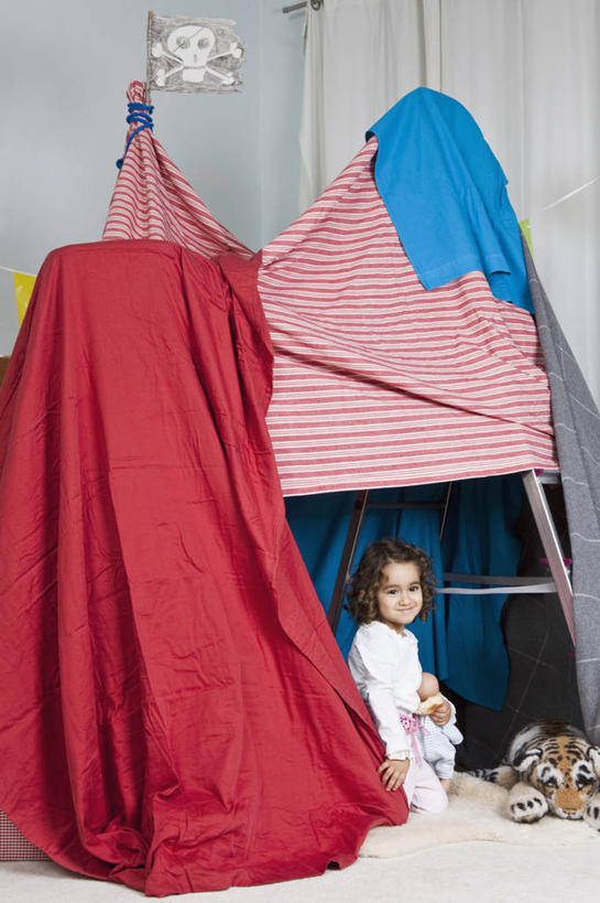 西方人,儿童,一个人,蹲,笑,微笑,竖图,室内,白天,侧面,游戏,纯洁,窗帘,玩具,欧洲,欧洲人,仅一个女性,仅一个人,花纹,服装,装饰,布,图案,墙,玩,布纹,扭头,注视,休闲装,娱乐,墙壁,墙面,小孩,衣服,白色,帘子,观察,看,转头,仅一个小孩,休闲,休闲服,遮阳,可爱,童年,童趣,益智,服饰,海盗船,观看,活动,华丽,修饰,布匹,点缀,察看,发泄,关注,消遣,智力,童真,烂漫,无邪,宣泄,衬托,美观,雅致,雅观,天真,女孩,女人,女性,白种人,孩子,蹲着,玩耍,嬉戏,彩图,全身,女生