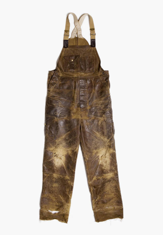 无人,竖图,俯视,室内,特写,白天,白色背景,静物,阴影,裤子,反射,影子,一件,背带裤,摄影,肮脏,影棚,邋遢,龌龊,污秽,饭单裤,工装裤,彩图,高角度拍摄,影棚拍摄,拍摄