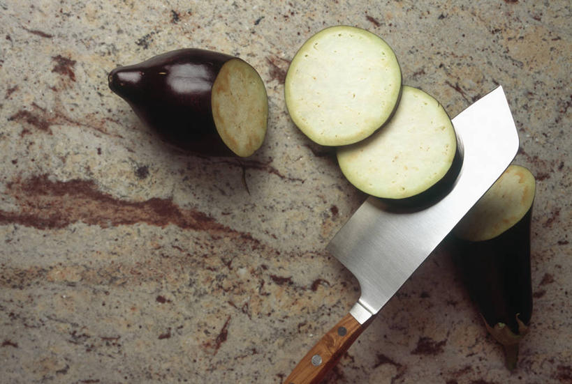 无人,横图,俯视,室内,特写,白天,桌面,桌子,茄子,蔬菜,金属制品,一把,切开,新鲜,金属,工具,大理石,食品,刀具,食物,紫色,刀,切,有机食品,绿色食品,菜刀,剖面,切面,紫茄子,切菜刀,大理石制品,落苏,酪酥,昆仑瓜,矮瓜,彩图,高角度拍摄