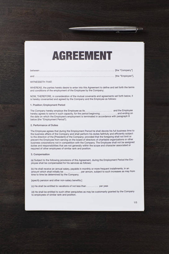 无人,竖图,俯视,室内,特写,白天,静物,阴影,黑色背景,反射,英文,标志,材料,档案,文件,文字,影子,纸,字符,字母,标识,手稿,资料,摄影,影棚,合同,英文字母,证明,变更,文档,协议,记录板,记事板,设立,终止,彩图,高角度拍摄,影棚拍摄,拍摄