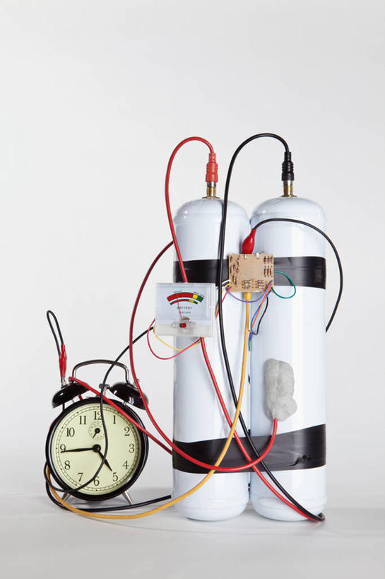 无人,竖图,室内,特写,白天,白色背景,正面,竞争,高科技,科技,静物,炸药,炸弹,计时器,对抗,冲突,军事,时间,科学,计时,破坏,容器,武器,油罐,储油罐,战争,工业,摄影,影棚,储藏,定时器,损坏,准确,攻击,恐怖,威胁,储存,对立,矛盾,兵器,精准,弹药,防御,军方,军工业,国防,敌对,挫败,斗争,抗拒,抗衡,杀伤,威慑,存油罐,贮油罐,危险,甘油炸药,彩图,影棚拍摄,拍摄,贮存