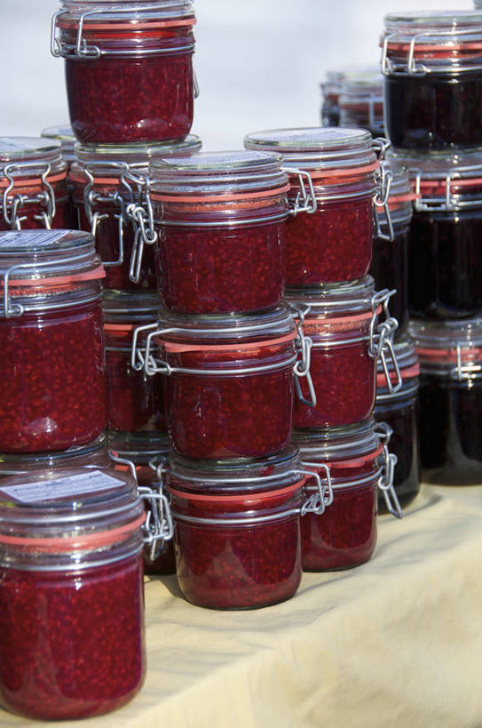 无人,竖图,室外,特写,白天,正面,桌面,桌子,玻璃,一排,许多,朦胧,模糊,整齐,木制,玻璃制品,排列,红色,黑色,玻璃瓶,木制品,瓶子,果酱,堆,队列,广口瓶,果子酱,彩图