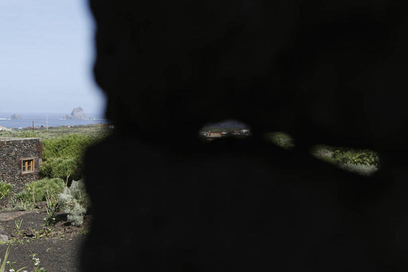 无人,横图,室外,特写,白天,正面,旅游,度假,草地,草坪,石头,美景,植物,西班牙,欧洲,阴影,朦胧,模糊,光线,石子,影子,景观,背光,娱乐,草,蓝色,绿色,蓝天,天空,阳光,自然,天,享受,休闲,景色,放松,晴朗,加纳利群岛,南欧,自然风光,加那利群岛,逆光,万里无云,西班牙王国,费罗岛,耶罗岛,石块,岩石,晴空,晴空万里,彩图