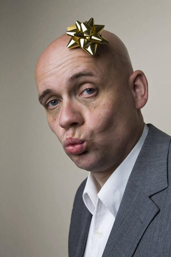 西方人,脸,头,嘴,脸颊,一个人,站,竖图,室内,特写,白天,侧面,西装,欧洲,欧洲人,仅一个男性,仅一个人,仅一个中年男性,灰色背景,套装,正装,丝绸,丝带,缎带,扭头,注视,职业装,肩膀,绸带,蝴蝶结,嘟嘴,观察,看,站着,转头,撅嘴,摄影,影棚,观看,捆绑,察看,关注,竞速,绑缚,男人,男性,中年男性,白种人,头部,脸部,脸蛋,面部,嘴巴,嘴唇,站立,半身,彩图,影棚拍摄,拍摄