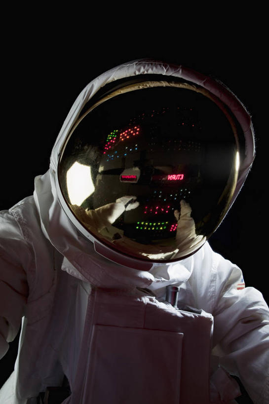 西方人,一个人,宇航员,站,竖图,室内,白天,正面,安全,帽子,欧洲,欧洲人,仅一个男性,仅一个人,仅一个中年男性,阴影,黑色背景,宇航服,反射,头盔,影子,防护,靴子,安全帽,手套,站着,摄影,影棚,保护,保险,航天员,保全,周全,安稳,安定,防护手套,太空人,平安,男人,男性,中年男性,白种人,站立,半身,彩图,影棚拍摄,拍摄,航天服,压力服,宇宙服
