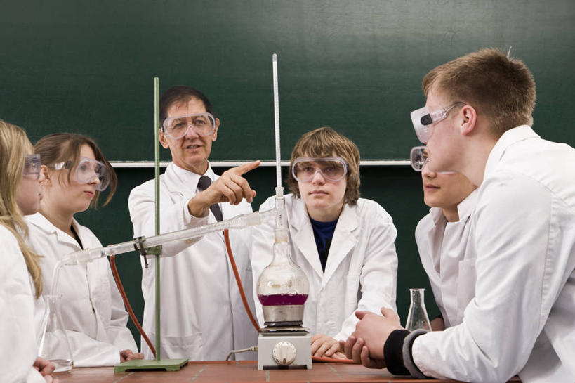 西方人,伙伴,朋友,教师,学校,站,说,横图,室内,白天,正面,讨论,友谊,安全,实验,仪器,桌面,桌子,欧洲,欧洲人,指,服装,朦胧,模糊,研究,透明,分析,化学,测试,木制,烧瓶,眼镜,防护,许多人,注视,方向,校园,玻璃制品,衣服,白色,玻璃瓶,木制品,瓶子,黑板,观察,看,手势,站着,一群人,教室,同学,器皿,教学,服饰,观看,护目镜,保护,察看,指向,衣着,食指,白大褂,校友,穿着,关注,保险,近视眼镜,实验服,玻璃仪器,试验耗材,实验用品,圆底烧瓶,铁架台,保全,周全,安稳,安定,同窗,学友,安全防护眼镜,衣饰,耐磨,教学黑板,交流,平安,友情,男人,男性,年轻男性,年轻女性,女人,女性,中年男性,白种人,讲师,教授,老师,沟通,讲话,交谈,商讨,说话,谈话,站立,半身,彩图,实验衣,防护眼镜